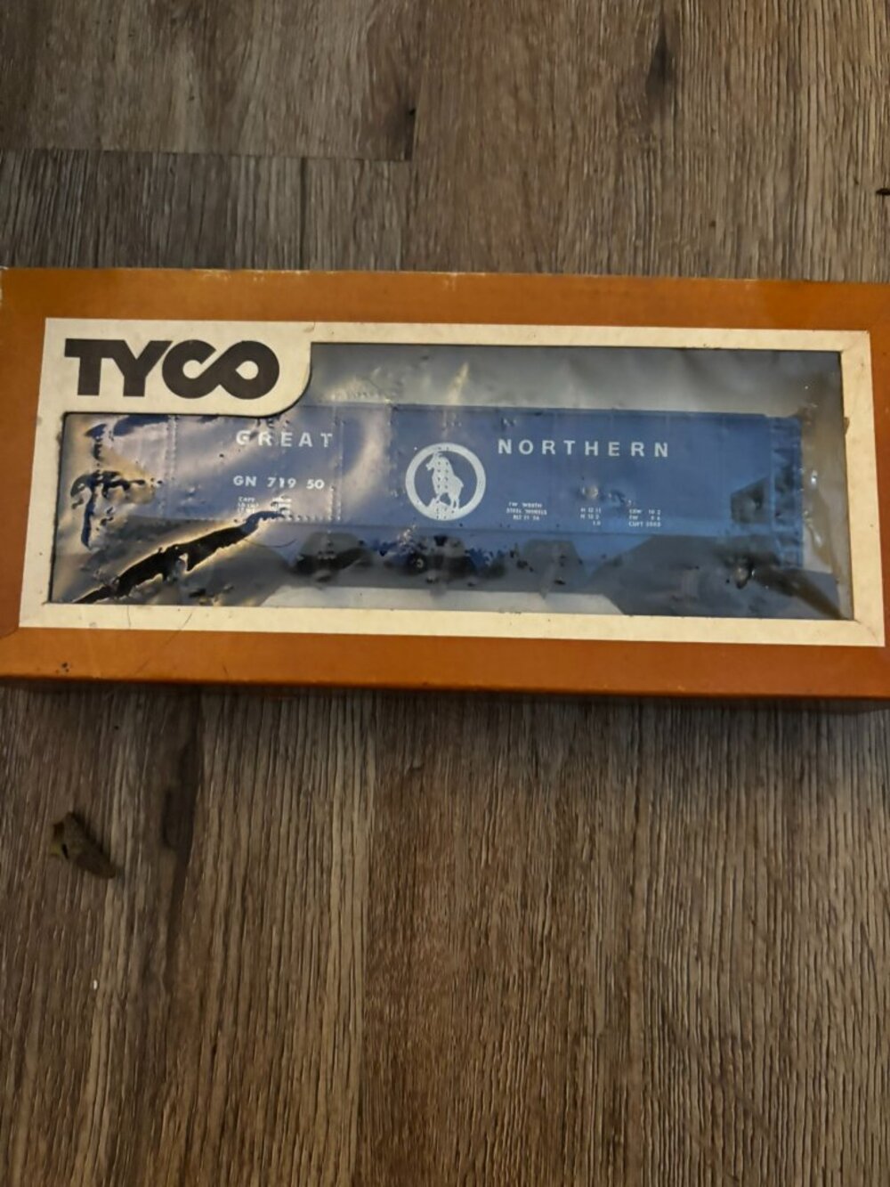 Tyco HO Great Northern Box Car 317 Railroad Train display set up w/box